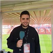 Álex. 24 años. Estudiante de periodismo (último curso). Ejerciendo la profesión como narrador de partidos de fútbol en televisión. Simpático, amable y con ganas de enseñar a niños/as. Podría ayudar a alumnos de Primaria, ESO y Bachillerato. Sobre todo en